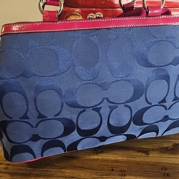 Coach Laura Kisslock 14940 GUC - Picture 8 of 12